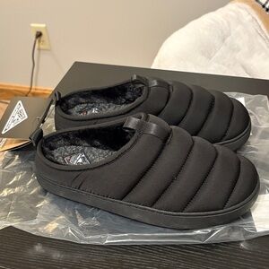 Alpine North NWT men’s black puffer slippers